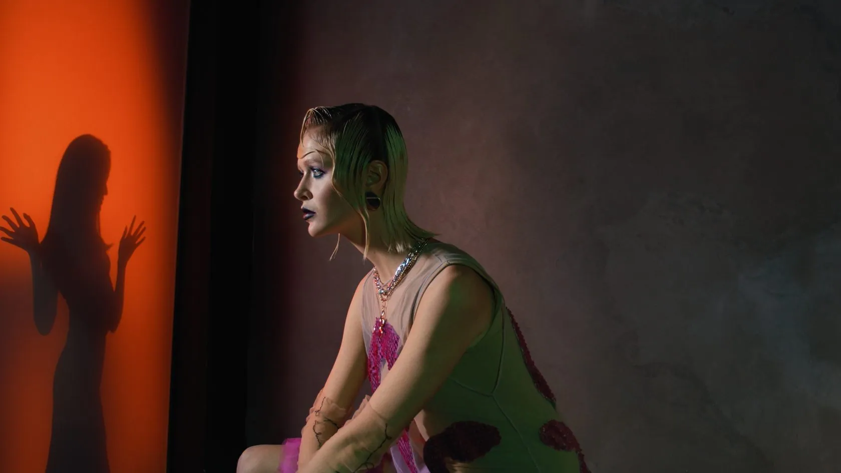 À l'approbation d'étrangers still 3